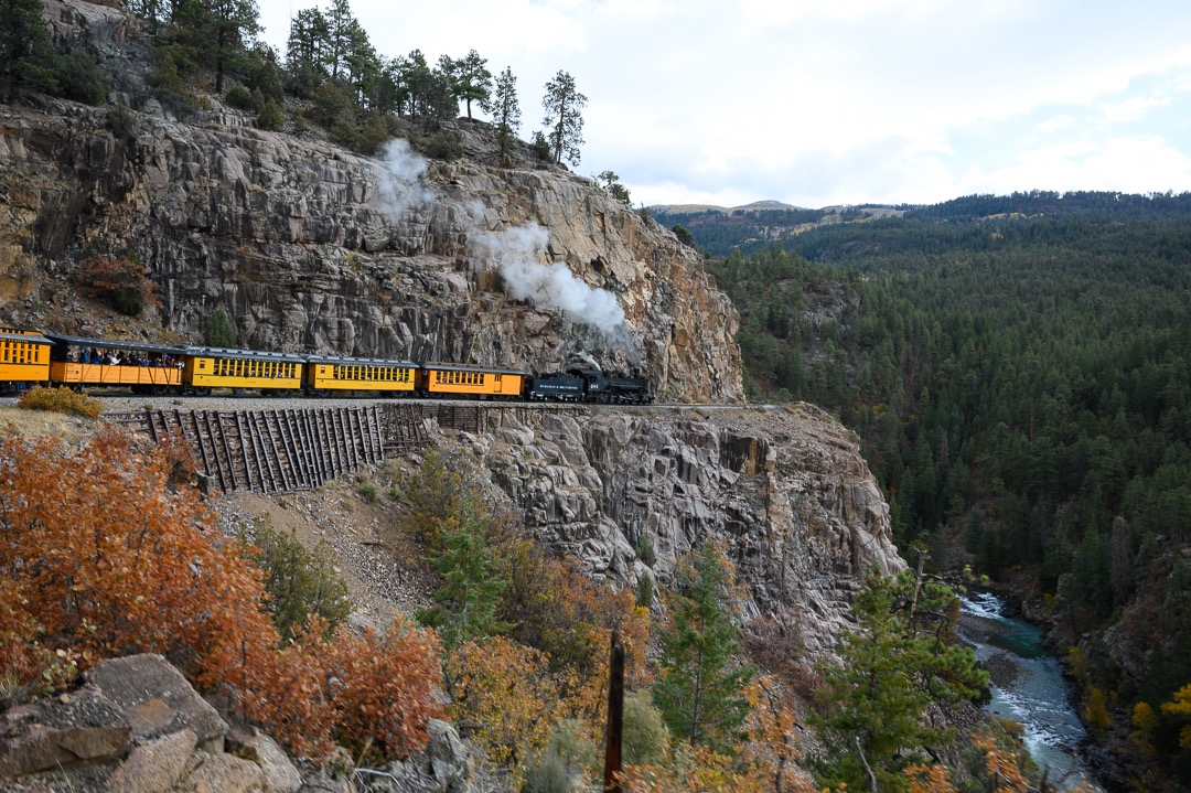 Rails high up on the cliffs above the Aniimas River